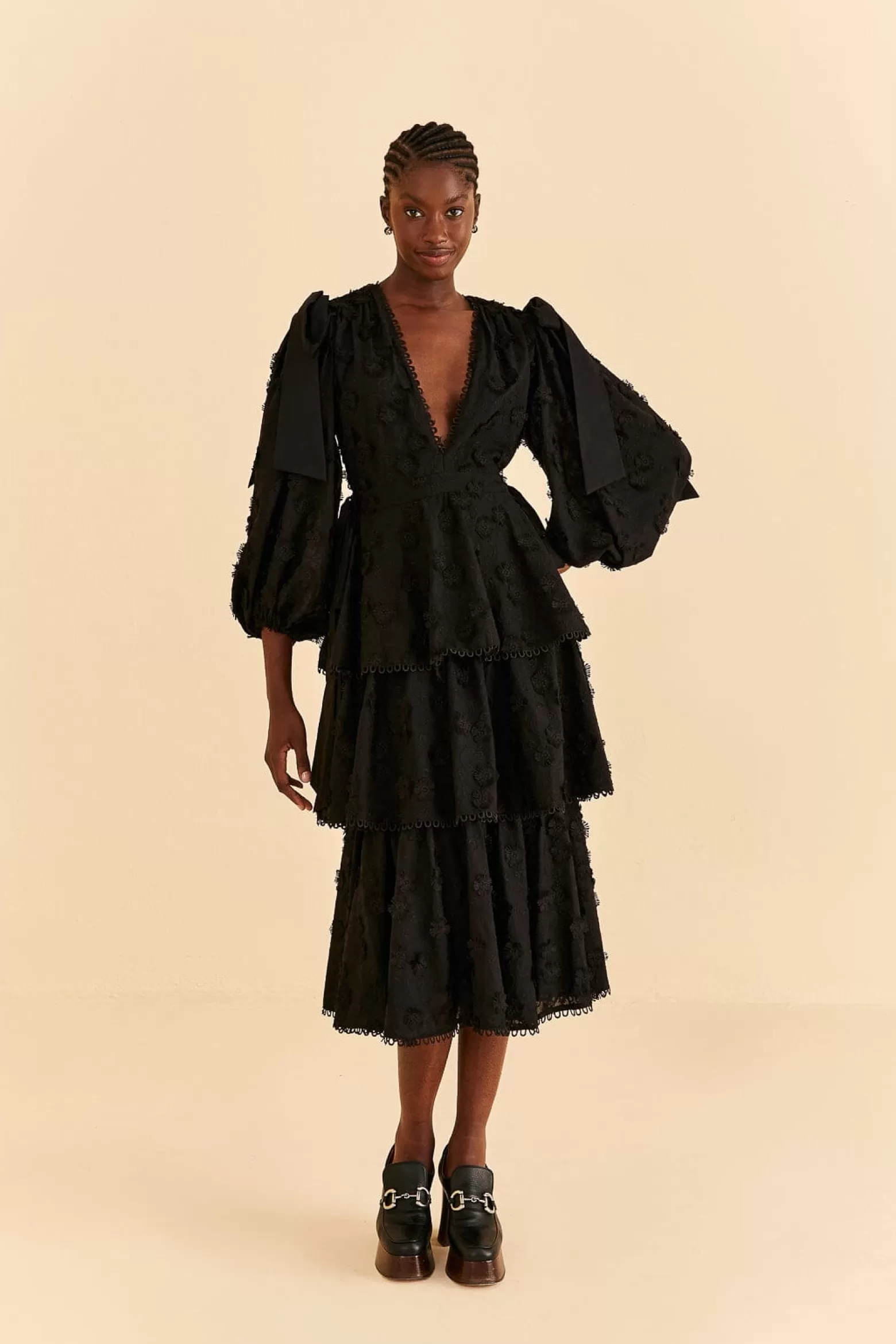 Outlet FARM Rio  BLACK FLOWERS TEXTURED TIERED MIDI DRESS